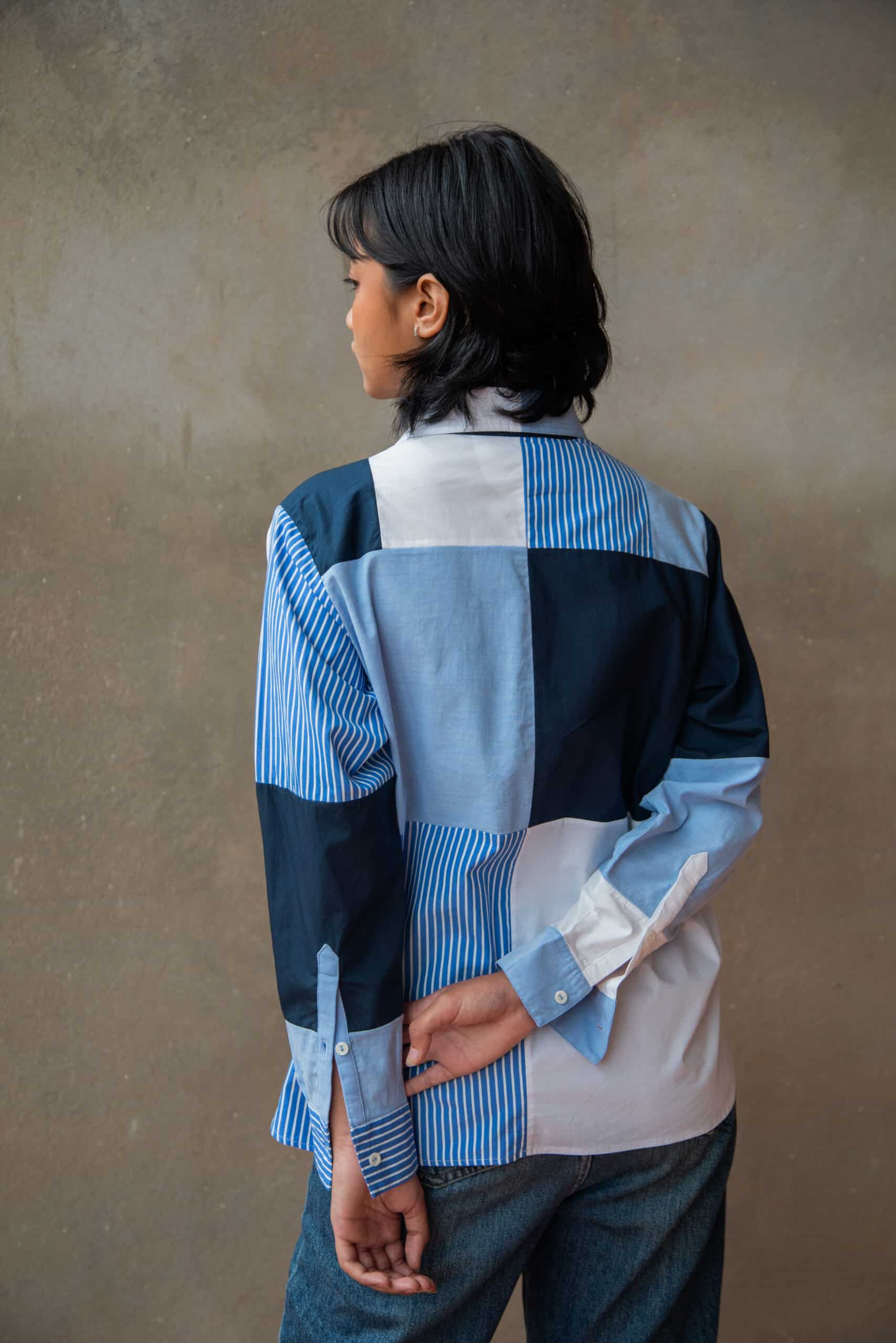 Dos de la chemise patchwork bleue à rayures Mirana – Seconde Main