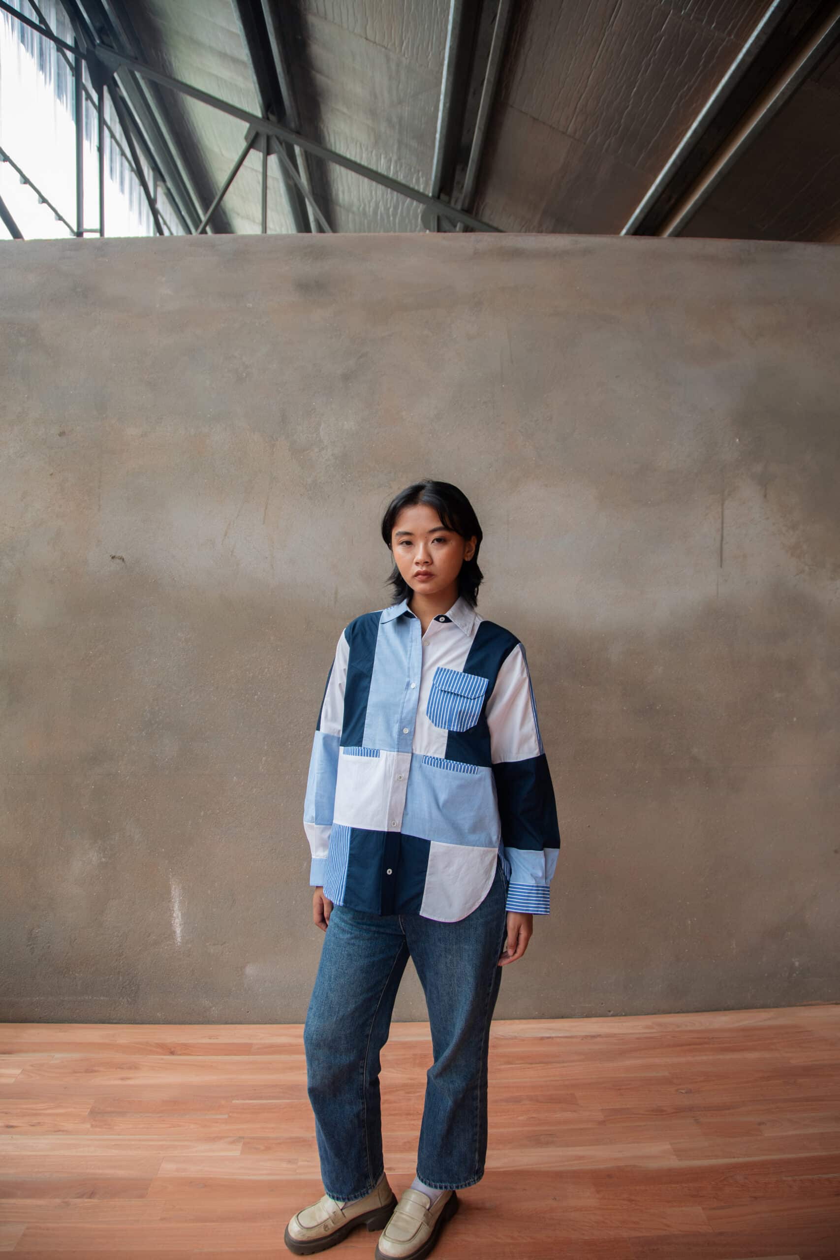 Chemise patchwork bleue à rayures Mirana portée – Seconde Main