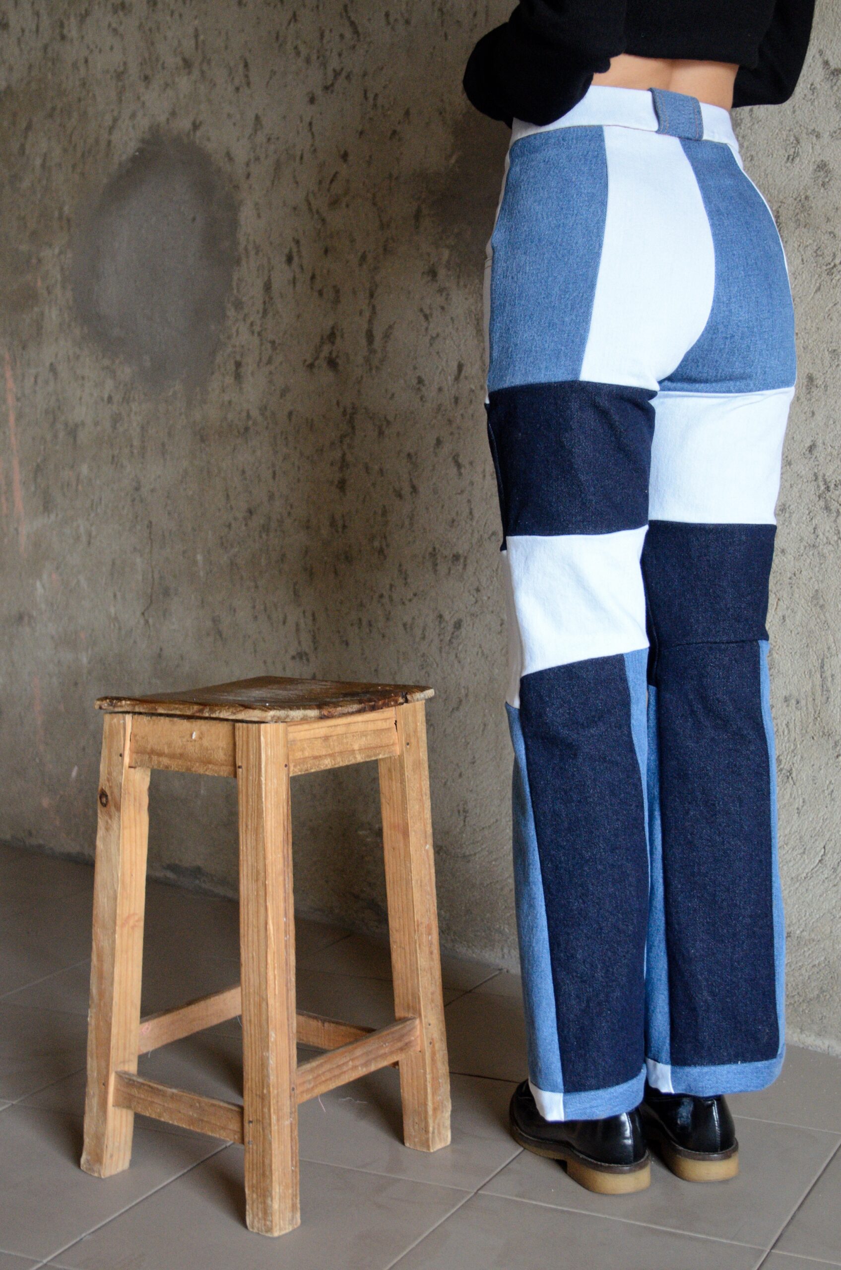 Pantalon Bemiray en denim patchwork, vue de dos