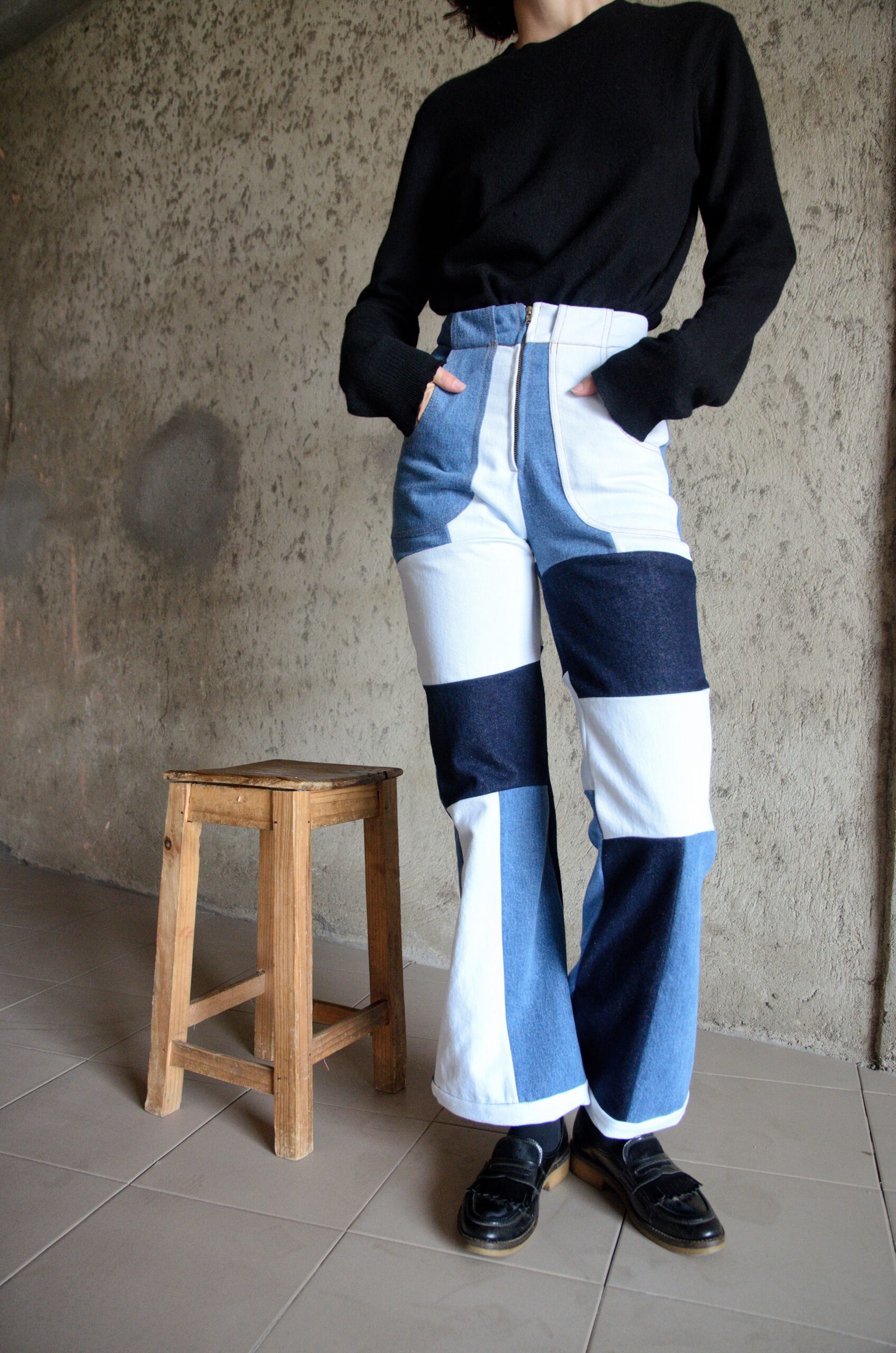 Détail du pantalon Bemiray en denim patchwork