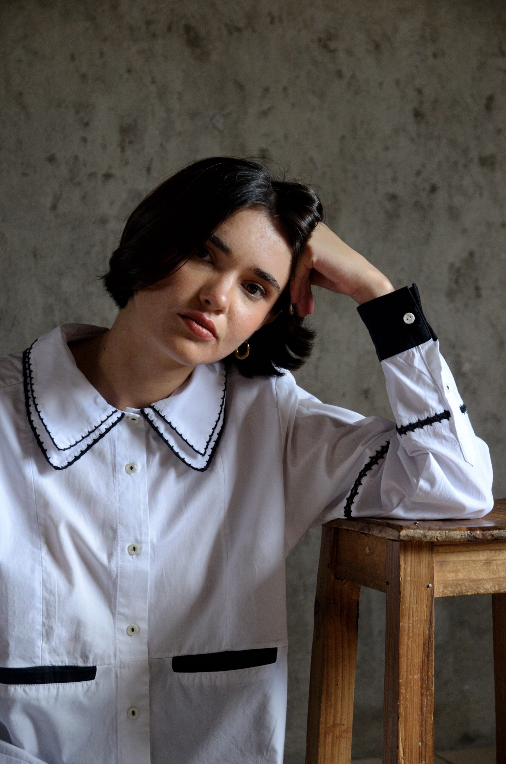 Détail col chemise Cléo blanche avec crochet fait main