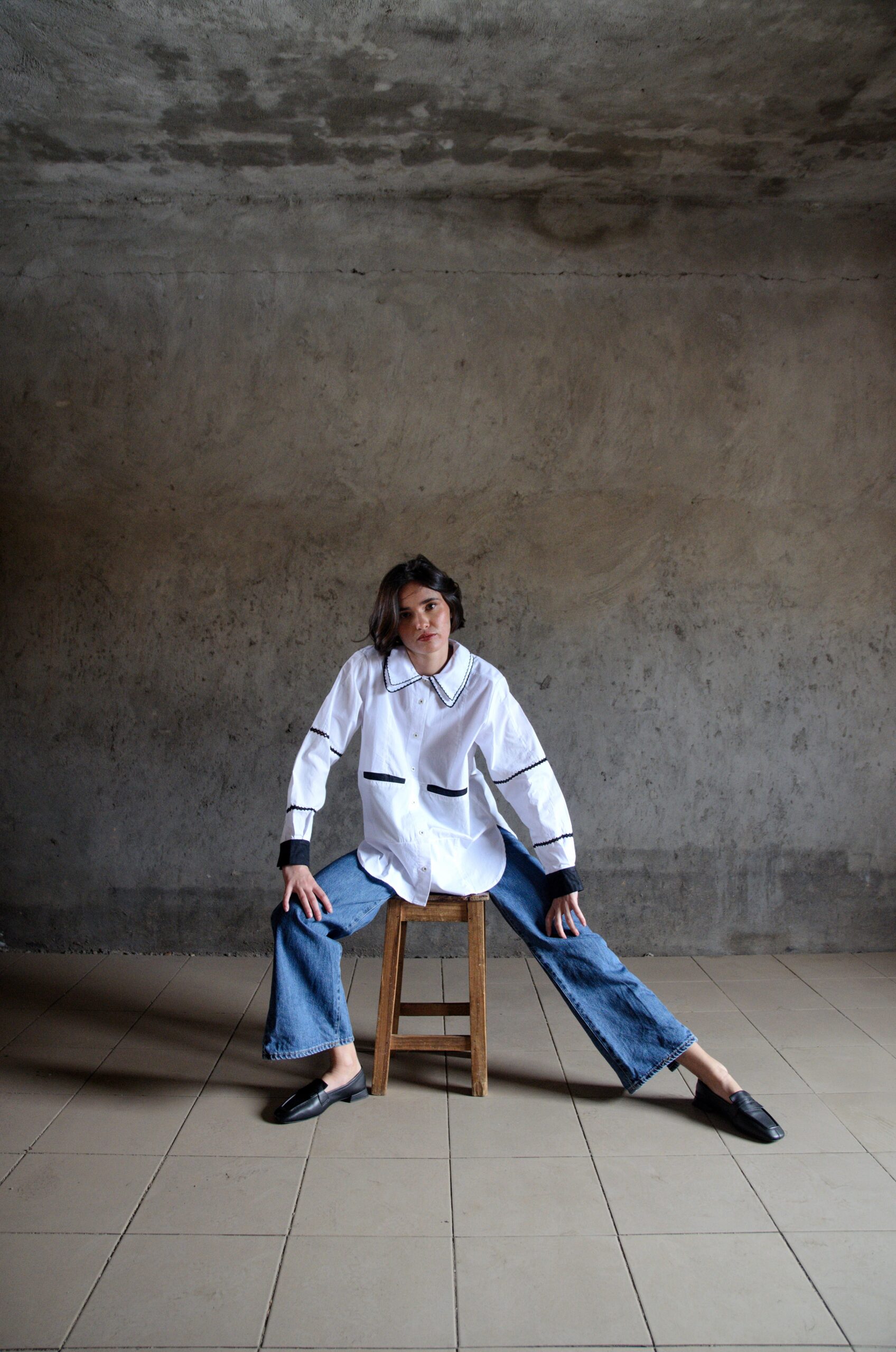 Cleo white shirt with double crochet collar worn seated