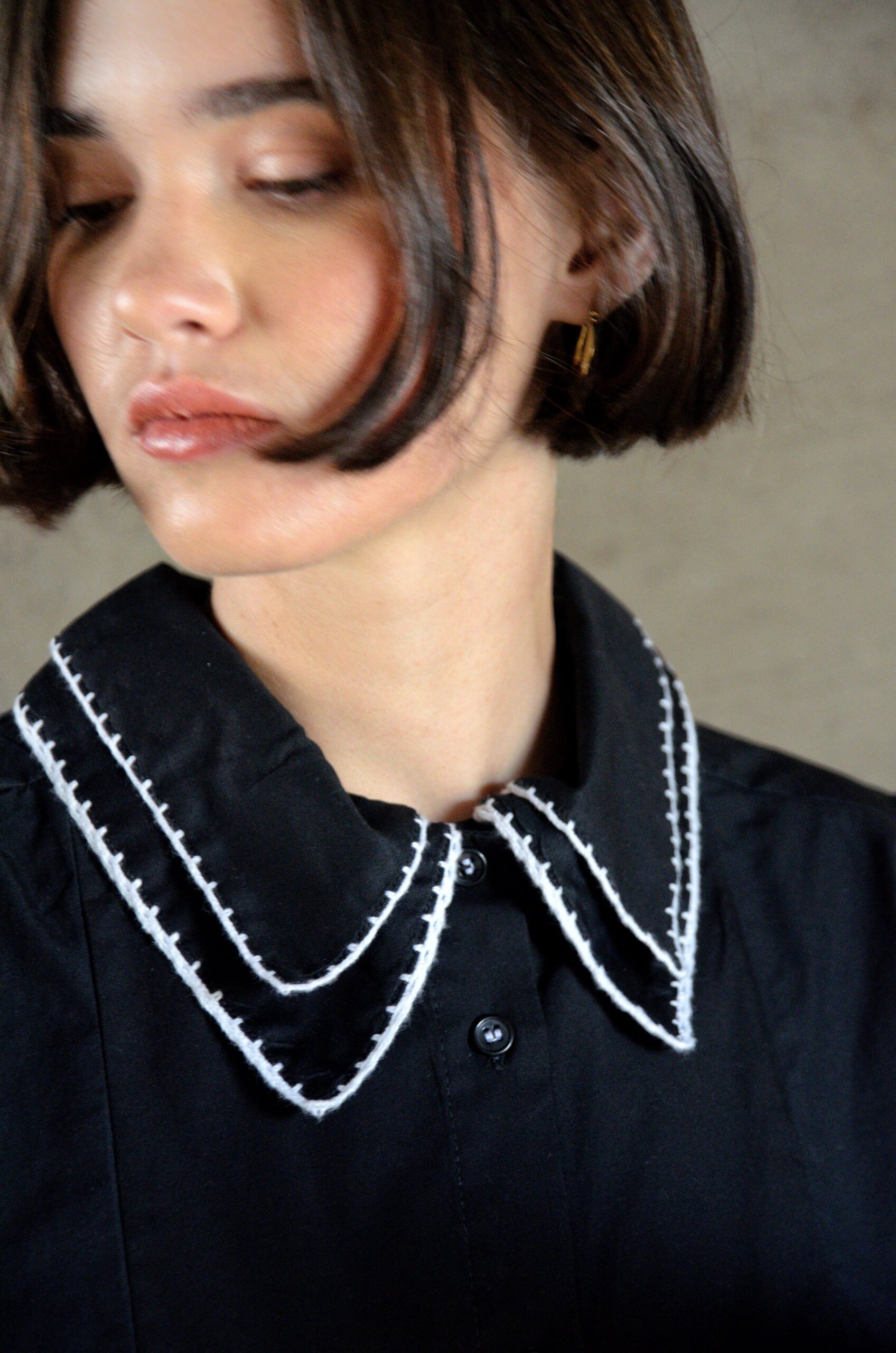 Détail double col crochet chemise Cléo noire