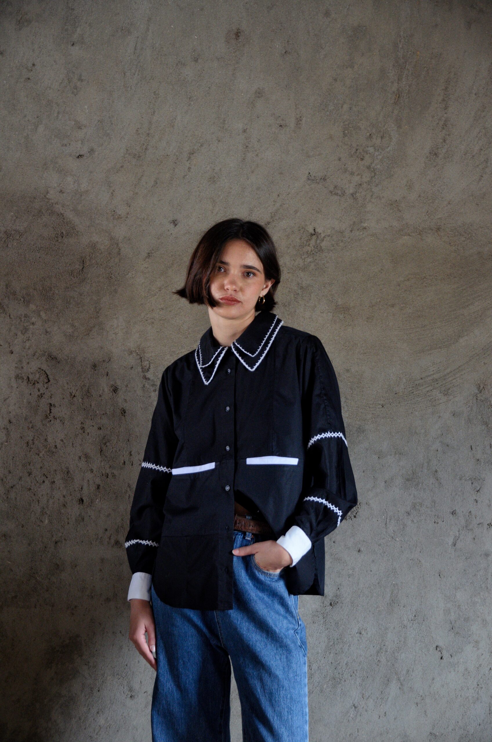 Chemise Cléo noire double col crochet portée buste