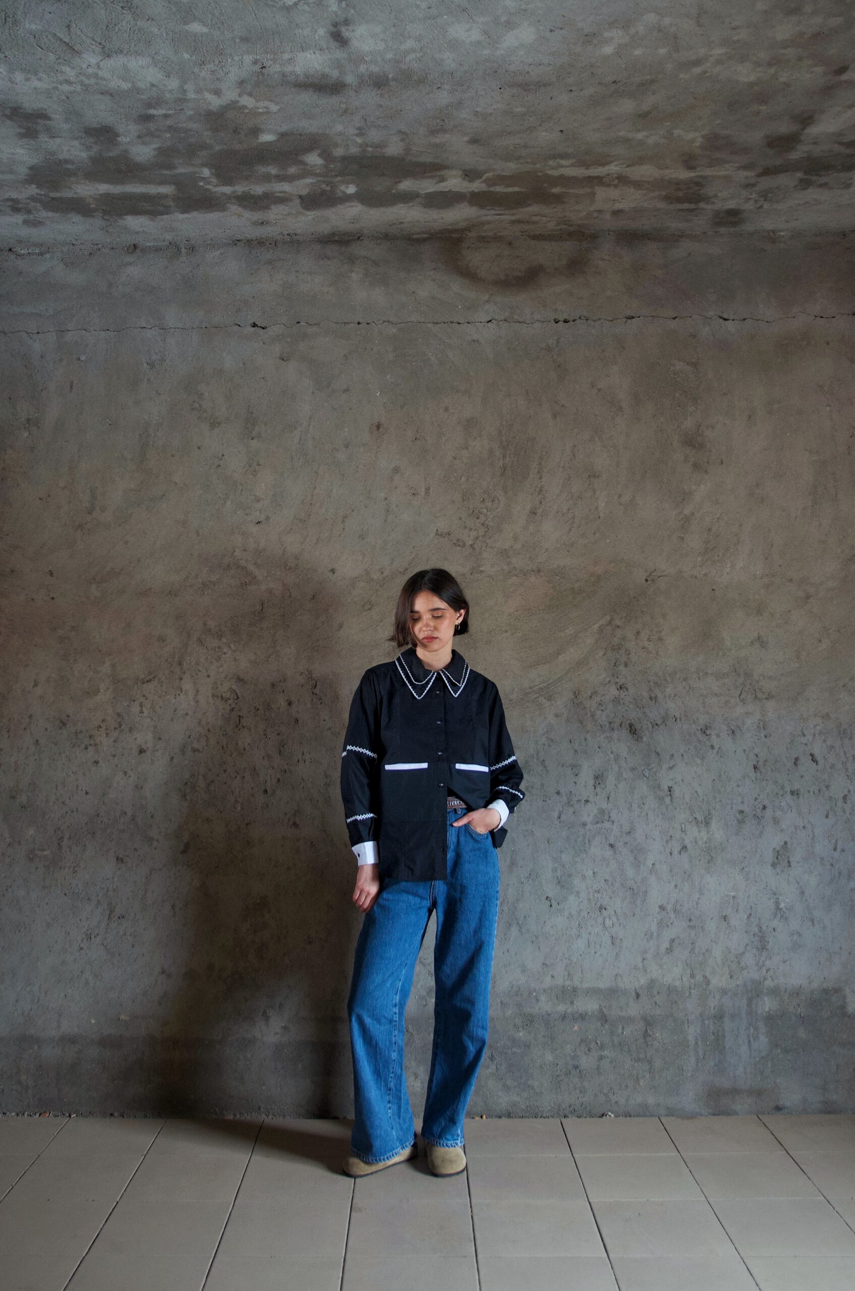 Chemise Cléo noire upcyclée portée avec jean vue plein pied