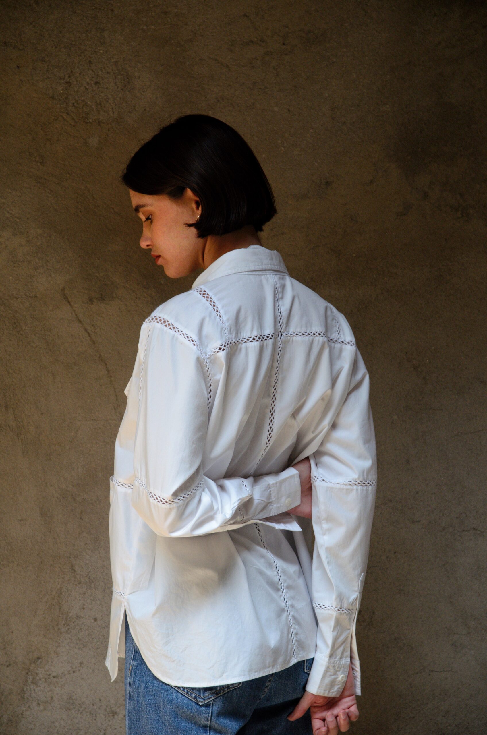 Dos de la chemise Murella blanche avec construction en panneaux