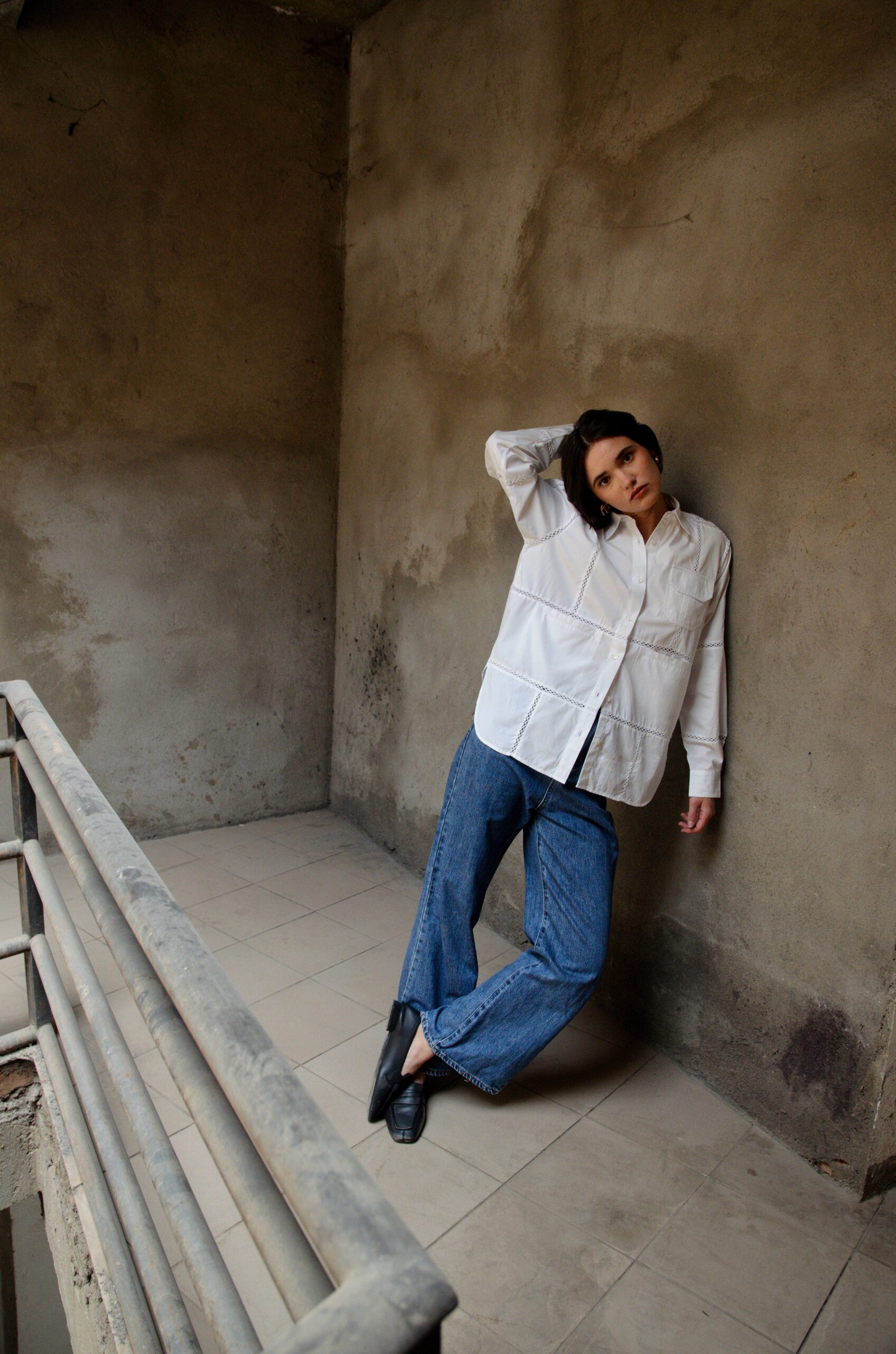 Chemise Murella blanche avec détails en crochet fait main portée avec un jean, vue silhouette entière