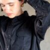 Détail de la chemise Murella noire avec crochet fait main et poche poitrine