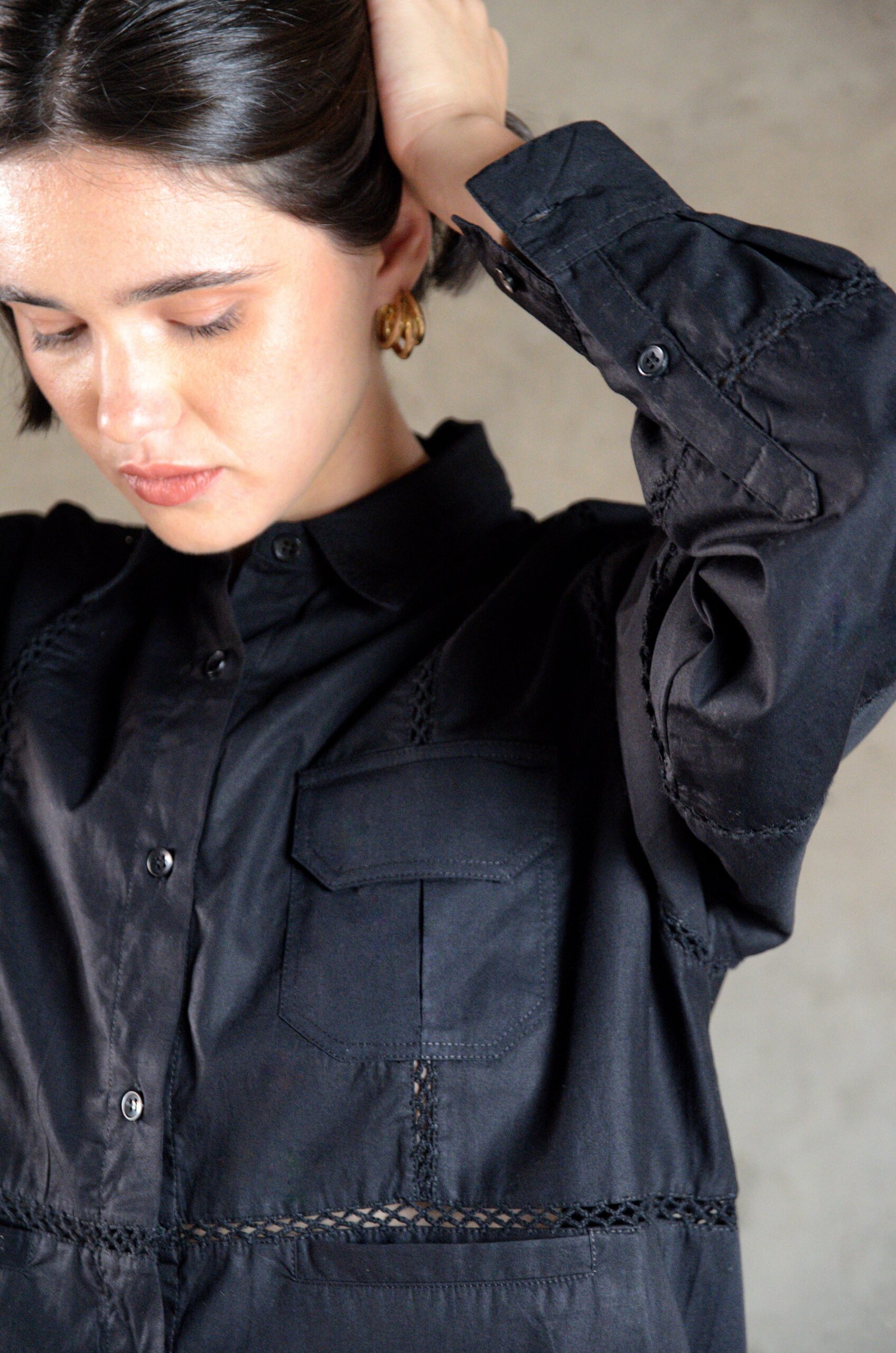 Détail de la chemise Murella noire avec crochet fait main et poche poitrine