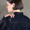 Détail dos chemise Murella noire avec empiècements crochet fait main