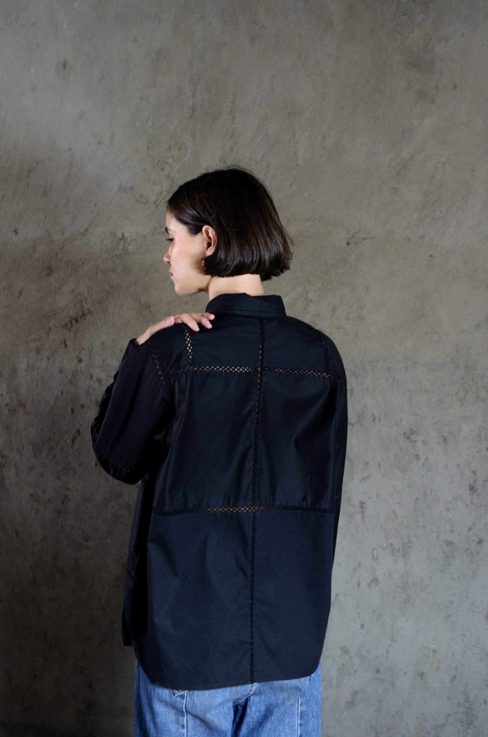 Dos de la chemise Murella noire avec assemblages en crochet fait main