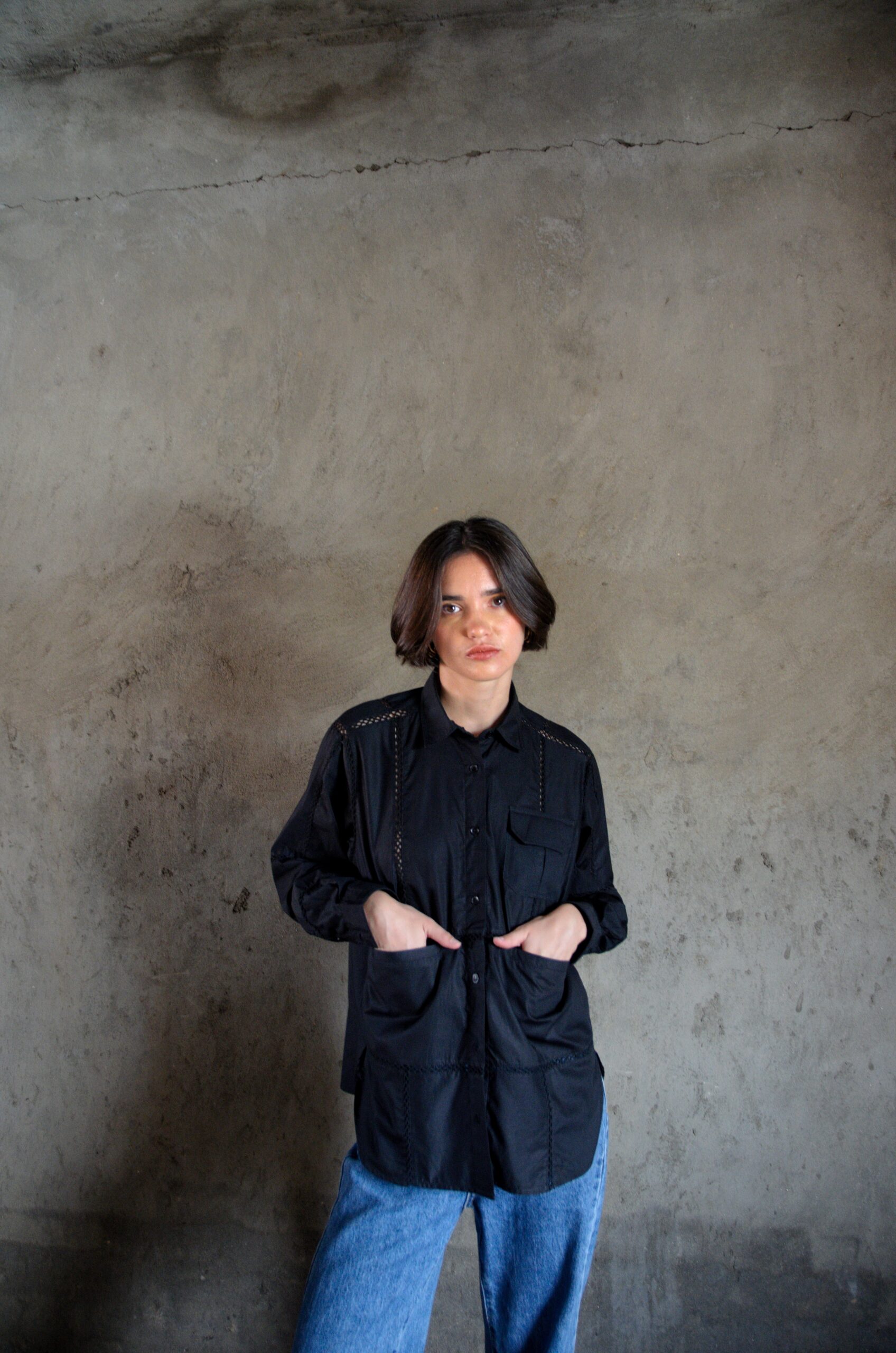 Chemise Murella noire avec détails en crochet fait main portée avec un jean, vue face