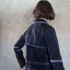 Veste Lova noire en denim vue de dos avec surpiqûres contrastées blanches